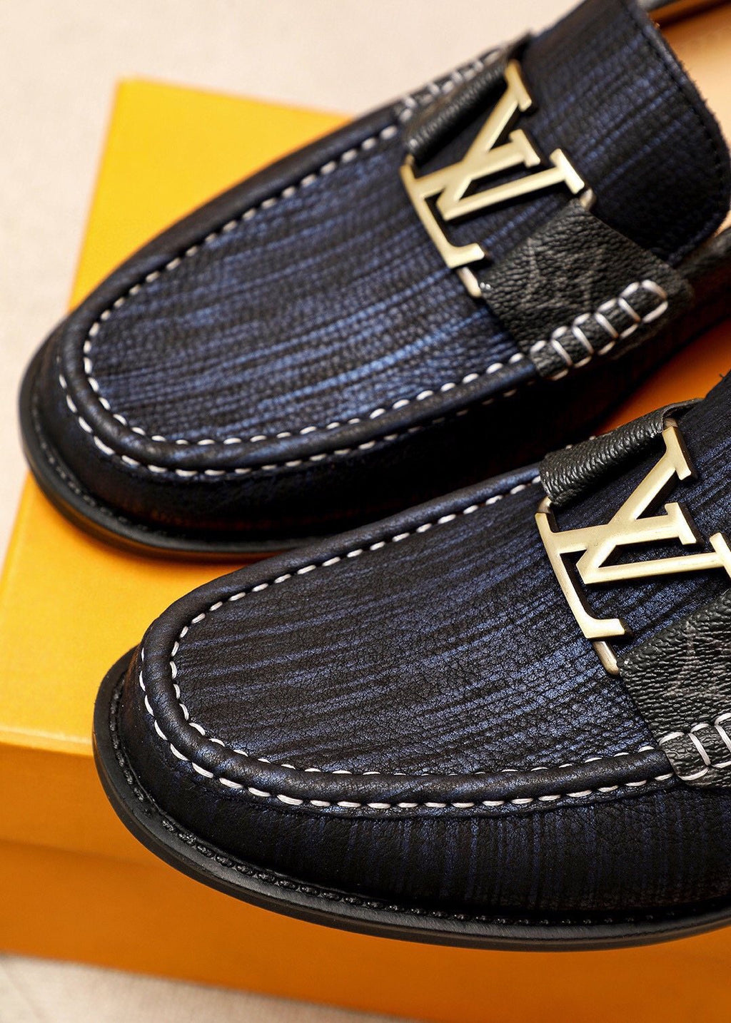 微商相册测试鞋子-Louis Vuitton Black Textured Loafers — detail