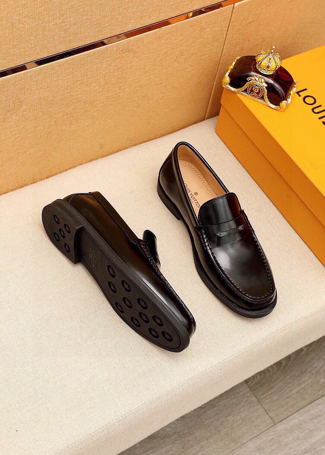 微商相册测试鞋子-Louis Vuitton Penny Loafers — model